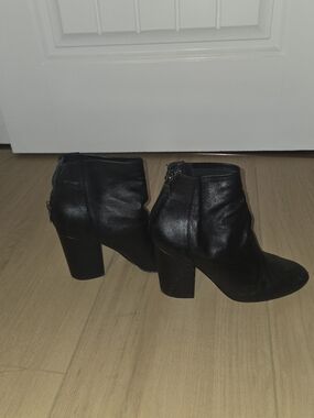 Steve Madden Black Leather Ankle Booties